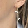 Boucles d'oreilles chaines pendantes avec pendentif lune en pierre naturelle de nacre - Bijou en acier inoxydable doré