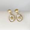 boucles d’oreilles pendantes travaillées avec nacre et étoiles de mer