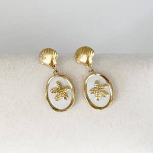 boucles d’oreilles pendantes travaillées avec nacre et étoiles de mer