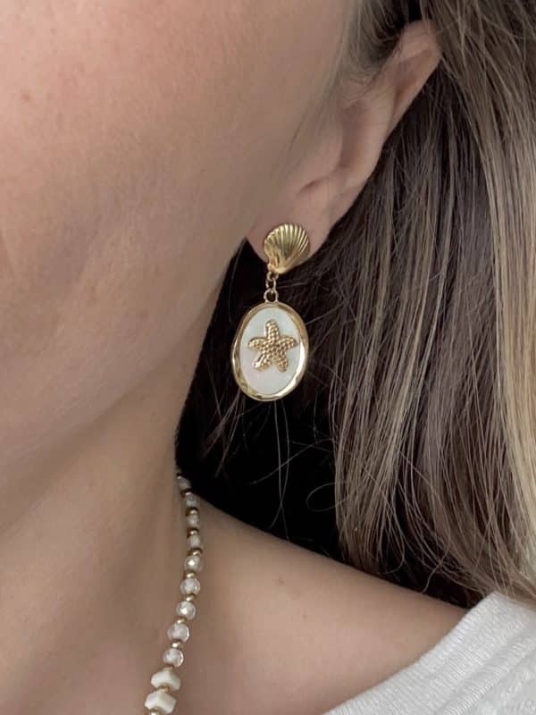 boucles d’oreilles pendantes travaillées avec nacre et étoiles de mer