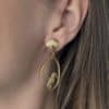 Boucles d’oreilles pendantes en acier inoxydable de couleur dorée composées breloques ajourées avec hippocampes