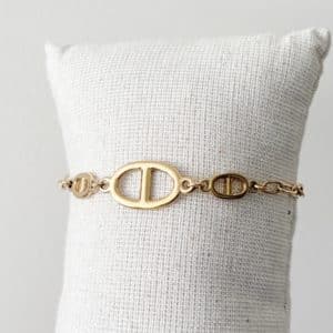 Bracelet fin composé d’une fine chaine en acier inoxydable doré à très fins maillons rectangulaires ainsi que d’un pendentifS grains de café.