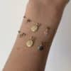 Bracelet très fin en acier inoxydable doré avec petite rose des vents