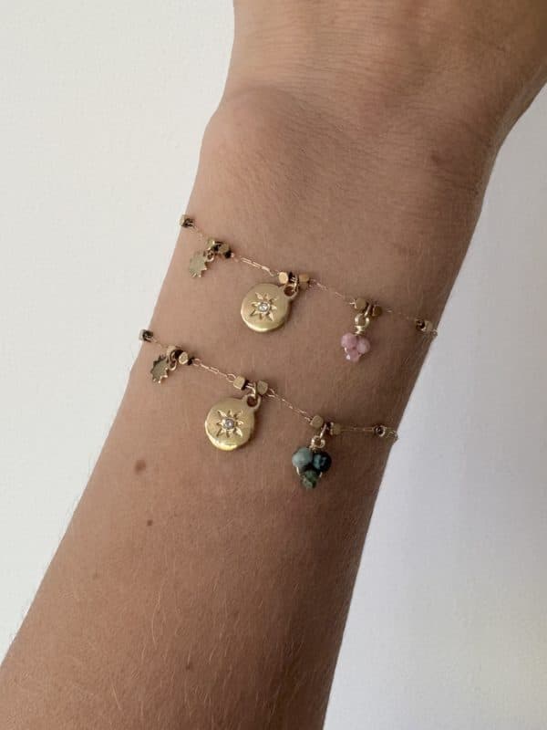 Bracelet très fin en acier inoxydable doré avec petite rose des vents