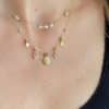Collier très fin en acier inoxydable doré avec petite rose des vents et breloques de pierres naturelles de couleur rose pâle