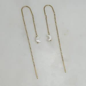 Boucles d'oreilles chaines pendantes avec pendentif lune en pierre naturelle de nacre - Bijou en acier inoxydable doré