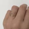 Bague martelée composée d’une multitude de fins anneaux martelés ainsi que d'une pampille en forme de cercle – Bijou doré en acier inoxydable Bijou fantaisie de qualité à petit prix Cette bague est ajustable, réglable, elle s’adaptera à votre main peu importe la largeur du doigt auquel vous désirez la porter: taille unique Les petits bijoux sont l’accessoire idéal pour ajouter une petite touche de votre personnalité à votre style. A porter selon votre humeur et selon votre envie du moment