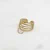 Bague martelée composée d’une multitude de fins anneaux martelés ainsi que d'une pampille en forme de cercle – Bijou doré en acier inoxydable Bijou fantaisie de qualité à petit prix Cette bague est ajustable, réglable, elle s’adaptera à votre main peu importe la largeur du doigt auquel vous désirez la porter: taille unique Les petits bijoux sont l’accessoire idéal pour ajouter une petite touche de votre personnalité à votre style. A porter selon votre humeur et selon votre envie du moment