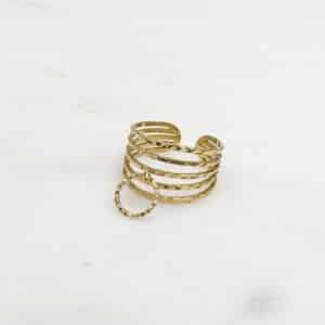 Bague martelée composée d’une multitude de fins anneaux martelés ainsi que d'une pampille en forme de cercle – Bijou doré en acier inoxydable Bijou fantaisie de qualité à petit prix Cette bague est ajustable, réglable, elle s’adaptera à votre main peu importe la largeur du doigt auquel vous désirez la porter: taille unique Les petits bijoux sont l’accessoire idéal pour ajouter une petite touche de votre personnalité à votre style. A porter selon votre humeur et selon votre envie du moment