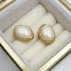 Puces d’oreilles en acier inoxydable or de forme ovale avec une imitation perle d'eau douce en leur centre – Bijou en acier inoxydable Boucles d’oreilles en acier inoxydable de couleur or, composées de deux puces d’oreilles travaillées, à la fois chic et vintage, avec imitation perles en leur centre