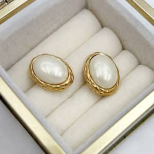 Puces d’oreilles en acier inoxydable or de forme ovale avec une imitation perle d'eau douce en leur centre – Bijou en acier inoxydable Boucles d’oreilles en acier inoxydable de couleur or, composées de deux puces d’oreilles travaillées, à la fois chic et vintage, avec imitation perles en leur centre