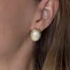 Puces d’oreilles en acier inoxydable or de forme ovale avec une imitation perle d'eau douce en leur centre – Bijou en acier inoxydable Boucles d’oreilles en acier inoxydable de couleur or, composées de deux puces d’oreilles travaillées, à la fois chic et vintage, avec imitation perles en leur centre