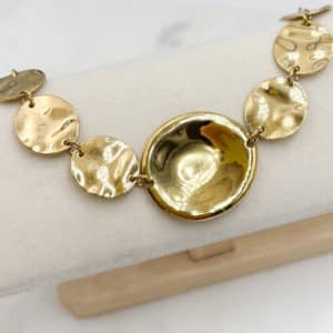 Bracelet en acier inoxydable de type manchette composé d’une multitude de maillons plats et martelés plus ou moins grands