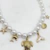 Collier perles d'eau douce avec breloques pendentifs en acier inoxydable de couleur dorée