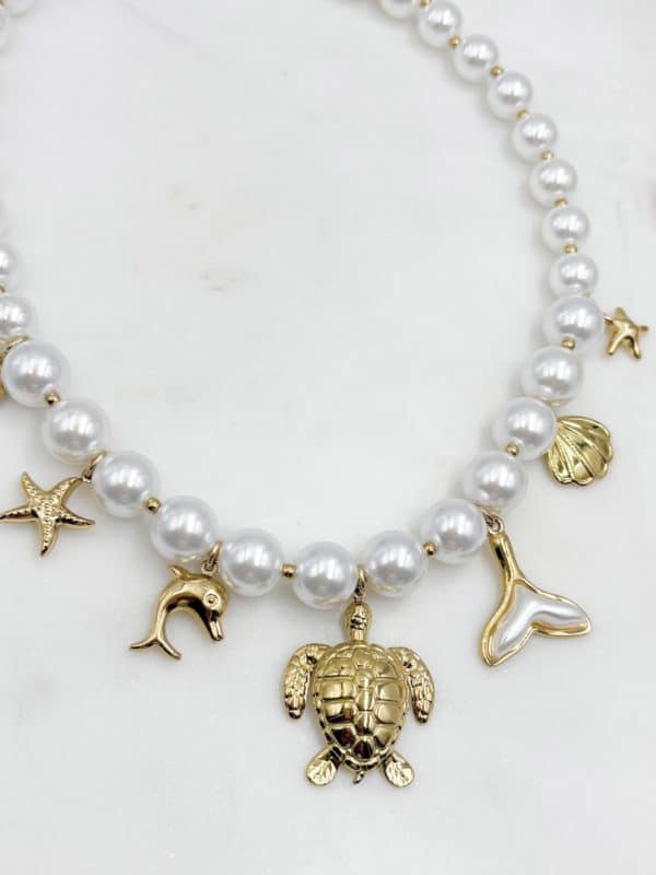 Collier perles d'eau douce avec breloques pendentifs en acier inoxydable de couleur dorée