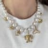 Collier imitation perles d'eau douce avec breloques pendentifs en acier inoxydable de couleur dorée