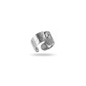 Bague breloque coeur LOVEA en acier inoxydable avec petits strass blancs – Bijou en acier inoxydable Bague assez large sur le doigt, en acier inoxydable de couleur dorée. Anneau plein et martelé avec petite pampille, breloque, en forme de petit coeur serti de strass de couleur blanche: une merveilleuse façon de lui déclarer votre amour Cette bague est ajustable, réglable, elle s’adaptera à votre main peu importe la largeur du doigt auquel vous désirez la porter: taille unique Les petits bijoux sont l’accessoire idéal pour ajouter une petite touche de votre personnalité à votre style. A porter selon votre humeur et selon votre envie du moment Notre site internet La Boutique de Cha dispose d’une centaine de petites bagues: n’hésitez pas à porter ce bijou en accumulation à d’autres pépites en ligne sur notre site internet pour une accessorisation optimale de votre look Accumulation: Sur la seconde photo, la bague à breloque LOVEA est portée en accumulation à la bague AUSSIE, vous pouvez cliquer ici pour la découvrir Dimensions: La hauteur de la bague est de 1,6 cm Le petit plus: Nos bijoux sont livrés dans des packagings réfléchis et adaptés au transport. Vous les recevrez soit dans une petite boite, soit dans un petit pochon de velours en fonction de leur fragilité Cadeau: Si ce bijou est un cadeau, nous proposons de jolies pochettes cadeau: clique ici pour les découvrir Bague breloque coeur LOVEA acier inoxydable doré: L’acier inoxydable est un matériau très interessant. Il ne perd pas sa couleur, ne noircit pas, ne rouille pas au contact de l’eau. Il ne laisse pas de trace noire sur le doigt. De plus, l’acier inoxydable est anti allergène et sans nickel. Il est le meilleur moyen de fabriquer des bijou de qualité, qui résistent au temps, à tout petits prix SUIVEZ NOUS SUR INSTAGRAM ET PARTAGEZ VOS LOOKS #LBDC : Notre insta en cliquant ici