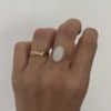 Bague composé d'un double anneau ciselé et d'une pierre naturelle de jade de couleur blanche