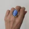 Bague LAUREEN – Bague large avec pierre naturelle de nacre – Bijou doré en acier inoxydable Bague large fabriquée en acier inoxydable de couleur dorée. Vous trouverez une pierre naturelle de nacre en son centre. Bijou fantaisie de qualité à petit prix Cette bague est ajustable, réglable, elle s’adaptera à votre main peu importe la largeur du doigt auquel vous désirez la porter: taille unique Les petits bijoux sont l’accessoire idéal pour ajouter une petite touche de votre personnalité à votre style. A porter selon votre humeur et selon votre envie du moment Notre site internet La Boutique de Cha dispose d’une centaine de petites bagues: n’hésitez pas à porter ce bijou en accumulation à d’autres pépites en ligne sur notre site internet pour une accessoirisation optimale de votre look Le petit plus: Nos bijoux sont livrés dans des packagings adaptés au transport. Soit dans une petite boite, soit dans un petit pochon de velours en fonction de leur fragilité Cadeau: Si ce bijou est un cadeau, nous proposons de jolies pochettes cadeau: clique ici pour les découvrir Bague large LAUREEN en acier : L’acier inoxydable est un matériau très interessant. Il ne perd pas sa couleur, ne noircit pas, ne rouille pas au contact de l’eau. Il ne laisse pas de trace noire sur le doigt. De plus, l’acier inoxydable est anti allergène et sans nickel. Il est le meilleur moyen de fabriquer des bijou de qualité, qui résistent au temps, à tout petits prix SUIVEZ NOUS SUR INSTAGRAM ET PARTAGEZ VOS LOOKS #LBDC : Notre insta en cliquant ici