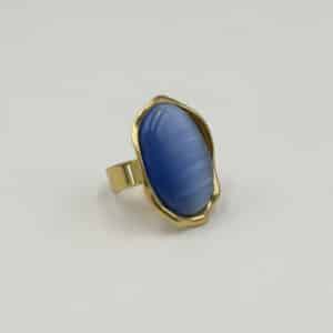 Bague LAUREEN – Bague large avec pierre naturelle de nacre – Bijou doré en acier inoxydable Bague large fabriquée en acier inoxydable de couleur dorée. Vous trouverez une pierre naturelle de nacre en son centre. Bijou fantaisie de qualité à petit prix Cette bague est ajustable, réglable, elle s’adaptera à votre main peu importe la largeur du doigt auquel vous désirez la porter: taille unique Les petits bijoux sont l’accessoire idéal pour ajouter une petite touche de votre personnalité à votre style. A porter selon votre humeur et selon votre envie du moment Notre site internet La Boutique de Cha dispose d’une centaine de petites bagues: n’hésitez pas à porter ce bijou en accumulation à d’autres pépites en ligne sur notre site internet pour une accessoirisation optimale de votre look Le petit plus: Nos bijoux sont livrés dans des packagings adaptés au transport. Soit dans une petite boite, soit dans un petit pochon de velours en fonction de leur fragilité Cadeau: Si ce bijou est un cadeau, nous proposons de jolies pochettes cadeau: clique ici pour les découvrir Bague large LAUREEN en acier : L’acier inoxydable est un matériau très interessant. Il ne perd pas sa couleur, ne noircit pas, ne rouille pas au contact de l’eau. Il ne laisse pas de trace noire sur le doigt. De plus, l’acier inoxydable est anti allergène et sans nickel. Il est le meilleur moyen de fabriquer des bijou de qualité, qui résistent au temps, à tout petits prix SUIVEZ NOUS SUR INSTAGRAM ET PARTAGEZ VOS LOOKS #LBDC : Notre insta en cliquant ici