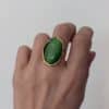 Bague LAUREEN – Bague large avec pierre naturelle de nacre vert émeraude – Bijou doré en acier inoxydable Bague large  fabriquée en acier inoxydable de couleur dorée. Vous trouverez une pierre naturelle de nacre vert émeraude en son centre.
