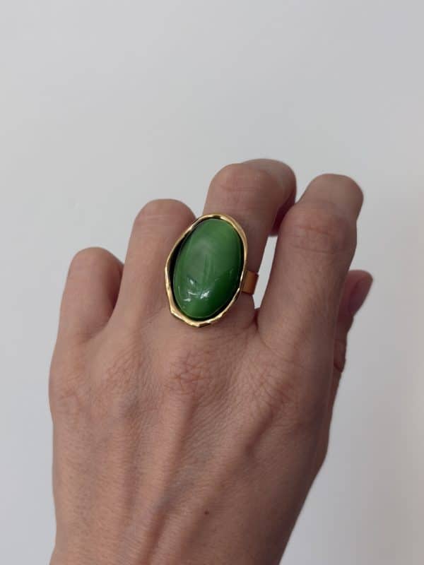 Bague LAUREEN – Bague large avec pierre naturelle de nacre vert émeraude – Bijou doré en acier inoxydable Bague large  fabriquée en acier inoxydable de couleur dorée. Vous trouverez une pierre naturelle de nacre vert émeraude en son centre.