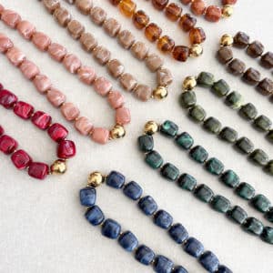 Bijou tendance composé d’une multitude de perles d’acétate marbrées de différentes couleurs