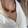 Bijou tendance composé d’une multitude de perles d’acétate marbrées de différentes couleurs ambre