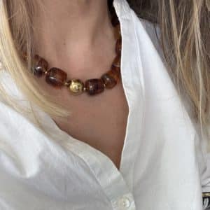 Bijou tendance composé d’une multitude de perles d’acétate marbrées de différentes couleurs ambre