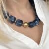 Bijou tendance composé d’une multitude de perles d’acétate marbrées de différentes couleurs bleu