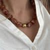 Bijou tendance composé d’une multitude de perles d’acétate marbrées de différentes couleurs camel