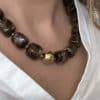 Bijou tendance composé d’une multitude de perles d’acétate marbrées de différentes couleurs marron