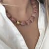 Bijou tendance composé d’une multitude de perles d’acétate marbrées de différentes couleurs rose
