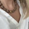 Bijou tendance composé d’une multitude de perles d’acétate marbrées de différentes couleurs taupe