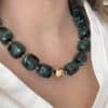 Bijou tendance composé d’une multitude de perles d’acétate marbrées de différentes couleurs vert émeraude