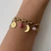 Bracelet composé d’une multitude de maillons lisses et de 9 pampilles: 6 pampilles fabriquées en céramique et acier inoxydable et en forme de feuille, coeur, lune ...