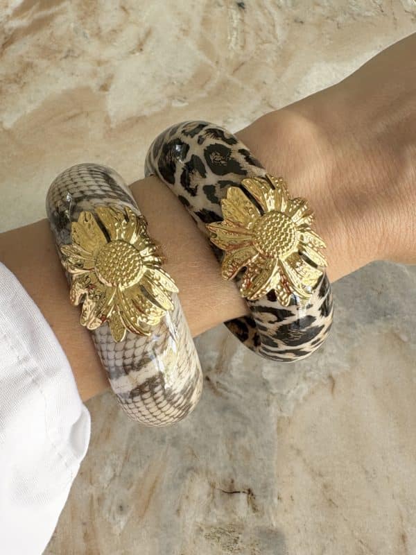 Bracelet de type jonc, manchette, en acier inoxydable et acétate de couleur léopard avec jolie fleur sur son dessus