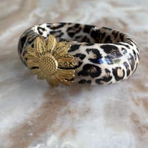 Bracelet de type jonc, manchette, en acier inoxydable et acétate de couleur léopard avec jolie fleur sur son dessus