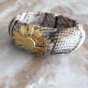 DESCRIPTION Bracelet de type jonc, manchette, en acier inoxydable et acétate de couleur léopard avec jolie fleur sur son dessus