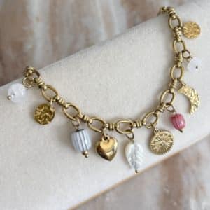Bracelet composé d’une multitude de maillons lisses et de 9 pampilles: 6 pampilles fabriquées en céramique et acier inoxydable et en forme de feuille, coeur, lune ...