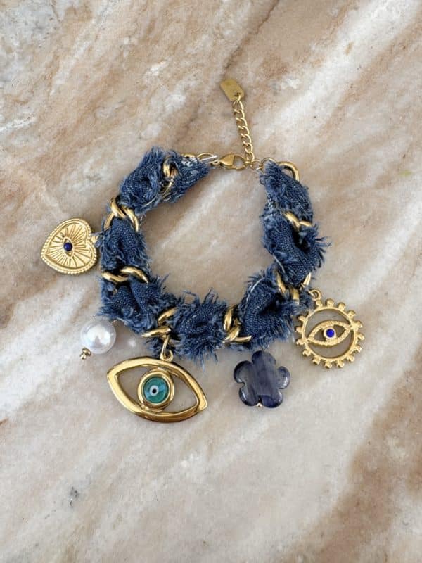 Bracelet rétro à gros maillons travaillés avec lune, feuille, coeur et pampilles martelées – Bijou en acier inoxydable Bracelet composé d’une multitude de maillons lisses et de 9 pampilles: 6 pampilles fabriquées en céramique et acier inoxydable et en forme de feuille, coeur, lune … Dimensions: Doté d’une chainette de réglage, vous pouvez l’adapter à la largeur de votre poignet: ses maillons vous permettent de le régler aussi court que voulu – 21 cm au plus long Le petit plus: Nos bijoux sont livrés dans des packagings adaptés au transport. Soit dans une petite boite, soit dans un petit pochon de velours en fonction de leur fragilité Ce bijou peut être porté en parure, il existe en effet le collier assorti Accumulation: Notre site propose une multitude de bracelet à accumuler sans modération, cliquez ici pour découvrir la collection Cadeau: Si ce bijou est un cadeau, nous proposons de jolies pochettes cadeau: clique ici pour les découvrir Bracelet AMANDE en acier inoxydable : L’acier inoxydable est un matériau très interessant. Il ne perd pas sa couleur, ne noircit pas, ne rouille pas au contact de l’eau. Il ne laisse pas de trace noire sur le doigt. De plus, l’acier inoxydable est anti allergène et sans nickel. Il est le meilleur moyen de fabriquer des bijou de qualité, qui résistent au temps, à tout petits prix