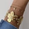 Bracelet jonc large et martelé en acier inoxydable or, composé de grosses fleurs