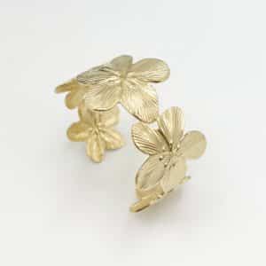 Bracelet jonc large et martelé en acier inoxydable or, composé de grosses fleurs