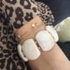 Bracelet manchette monté sur élastique ultra tendance en perles couleur beige et perles d’acier inoxydable