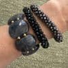 Bracelet manchette monté sur élastique ultra tendance en perles couleur gris bleuté et perles d’acier inoxydable