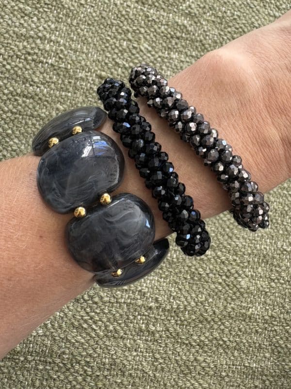 Bracelet manchette monté sur élastique ultra tendance en perles couleur gris bleuté et perles d’acier inoxydable