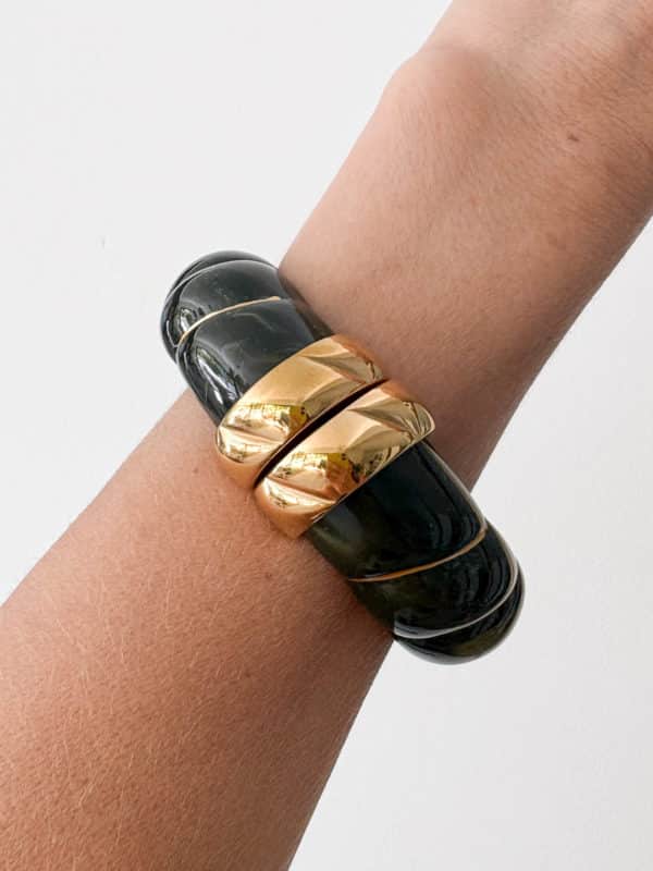 Bracelet torsadé de type jonc, manchette, en acier inoxydable et acétate de couleur Kaki. Ce bracelet ne s'enfile pas, il s'ouvre et se ferme sur le dessus. Il convient à tous les poignets. Ce bijou existe en une multitude de couleurs, vous pouvez cliquer ici afin de toutes les découvrir