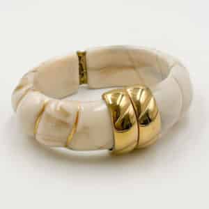 Bracelet torsadé de type jonc, manchette, en acier inoxydable et acétate de couleur beige. 