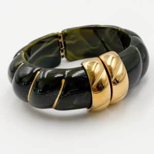Bracelet torsadé de type jonc, manchette, en acier inoxydable et acétate de couleur Kaki. Ce bracelet ne s'enfile pas, il s'ouvre et se ferme sur le dessus. Il convient à tous les poignets. Ce bijou existe en une multitude de couleurs, vous pouvez cliquer ici afin de toutes les découvrir