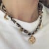 Collier composé d'un cordon satiné imprimé léopard avec pendentifs étoile, lune et soleil